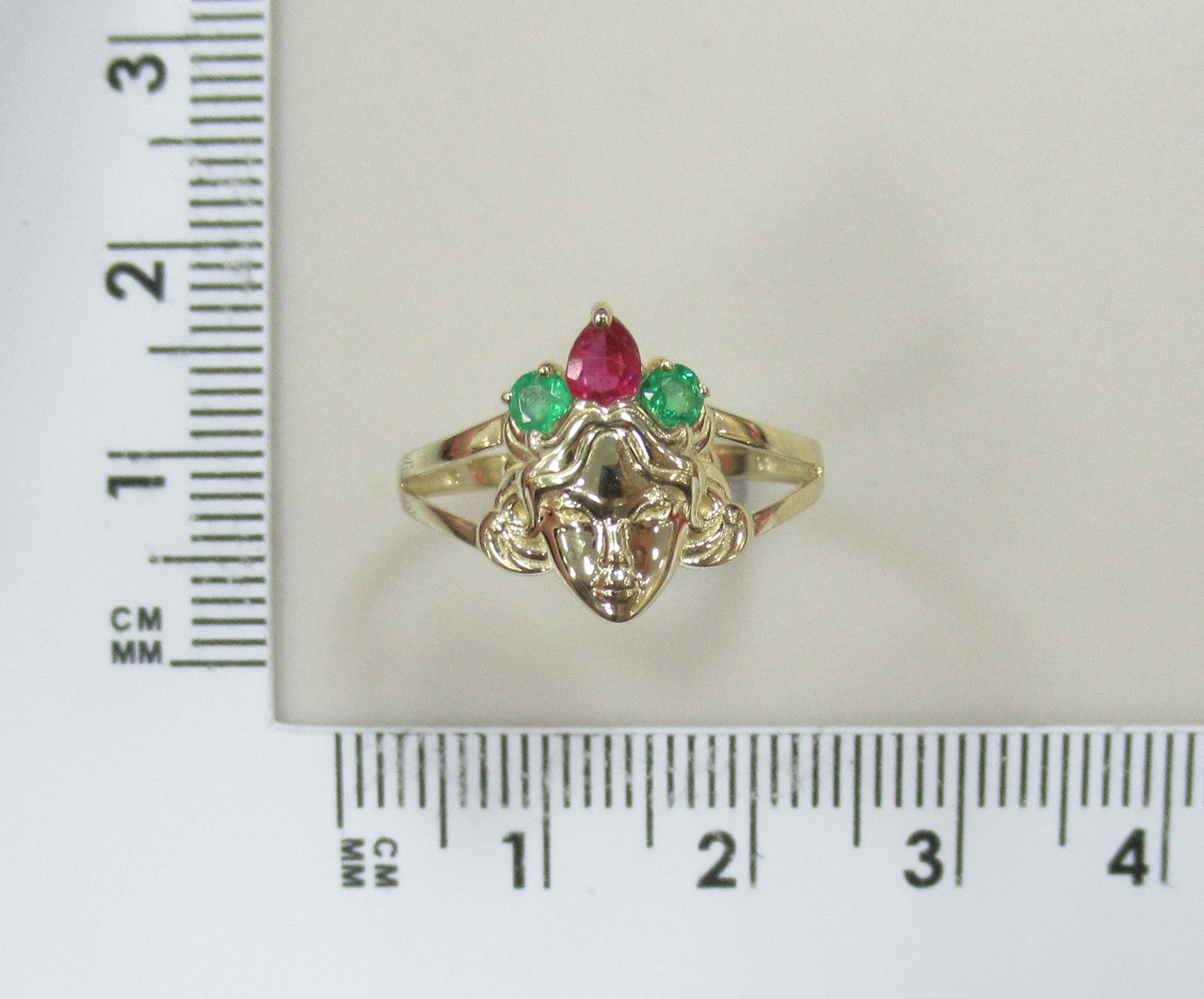 Кольцо из желтого золота с изумрудами и рубином